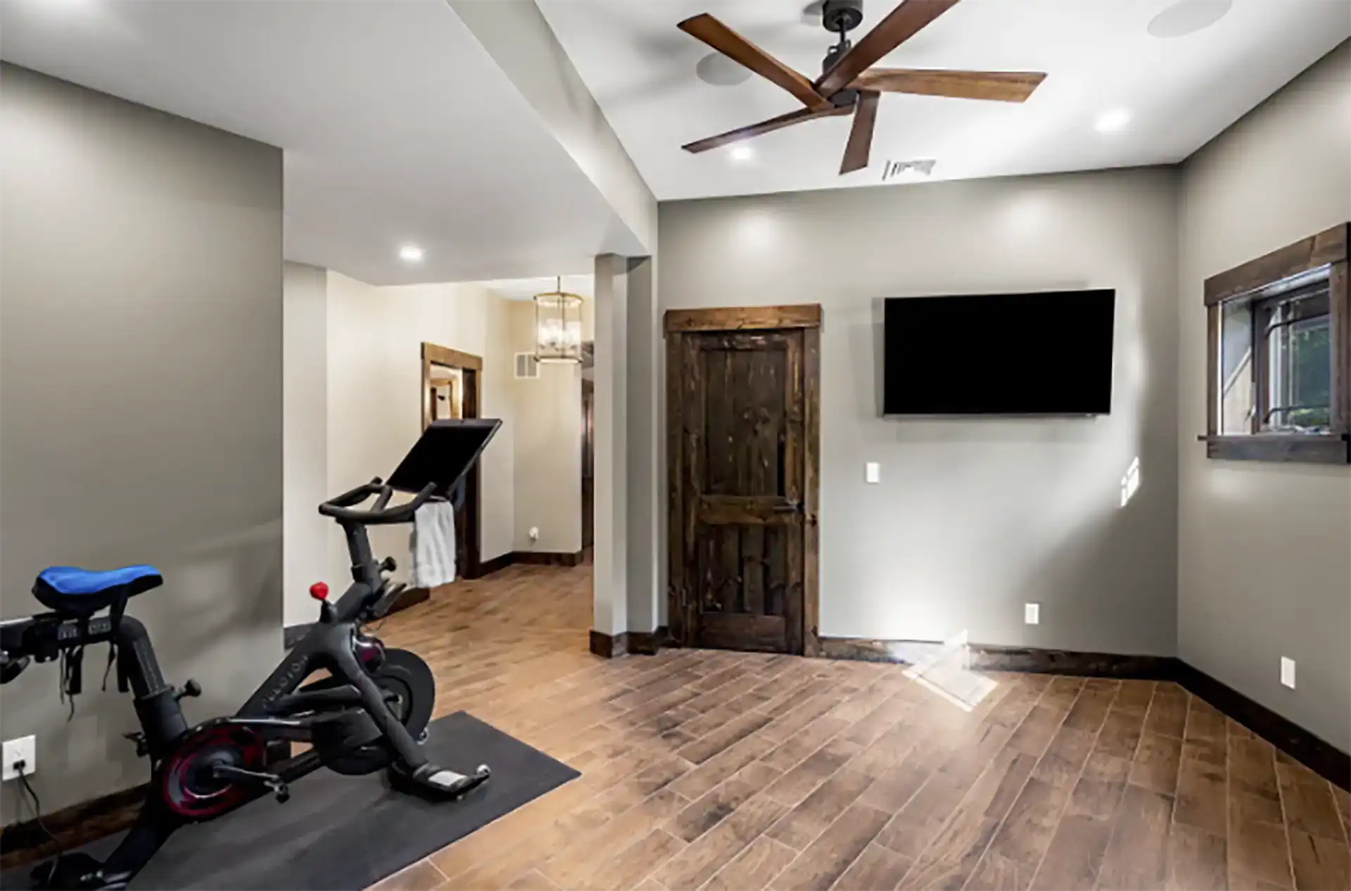 Photo of a finished wit a fitness room, recessed lighting, and a ceiling fan.